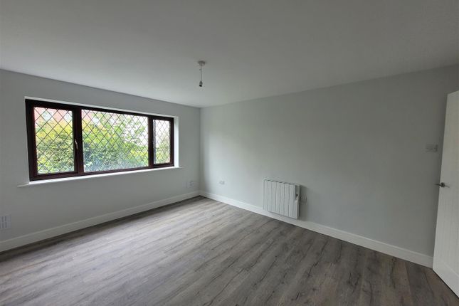 Flat to rent in Charnwood Court, Coalville, Leicestershire
