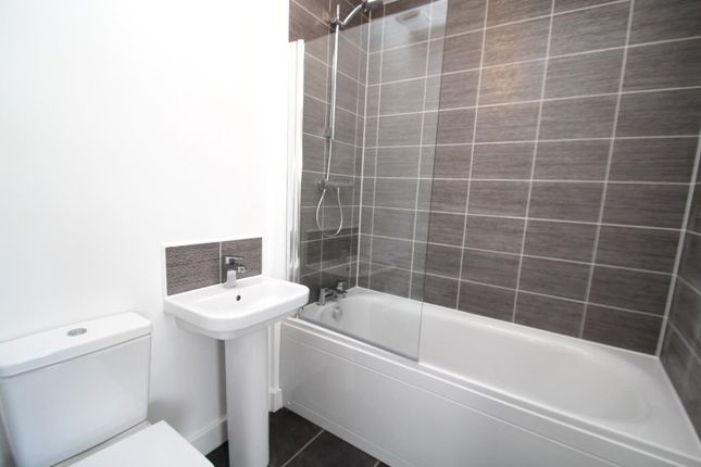 19, Asket Garth, West Yorkshire photo 5