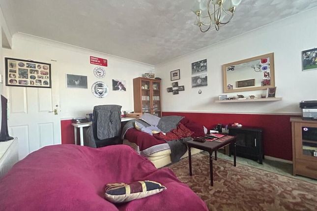 7, Colne Court, Tilbury photo 3