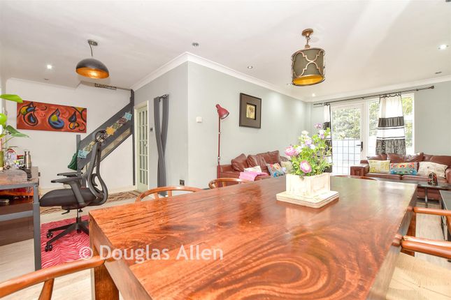 20, Hind Close, Chigwell photo 3