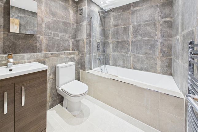 Flat 20, Godwin House, Gilbert Close, London photo 4