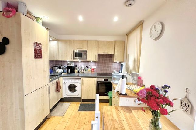 31, The Oaks Square, Epsom photo 3
