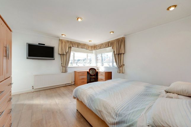 38, Linden Lea, London photo 4