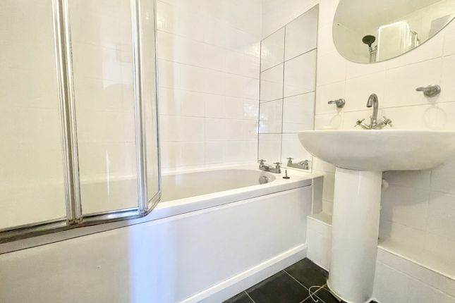 Flat 4 Heron Court, Fyfield Road, Ongar photo 4