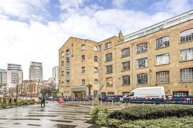 Thumbnail Flat for sale in Gowers Walk, London