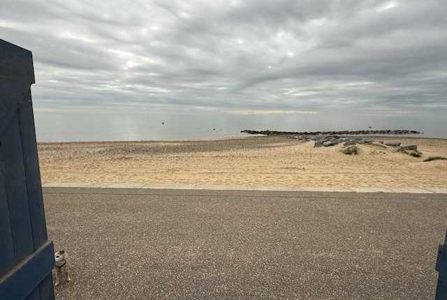 H15, Beach Hut, Holland on Sea photo 5