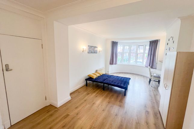 45, Quadrant Close, London photo 3