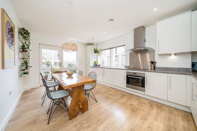 Flat 2, Bawley Court, 1, Magellan Boulevard, London photo 3