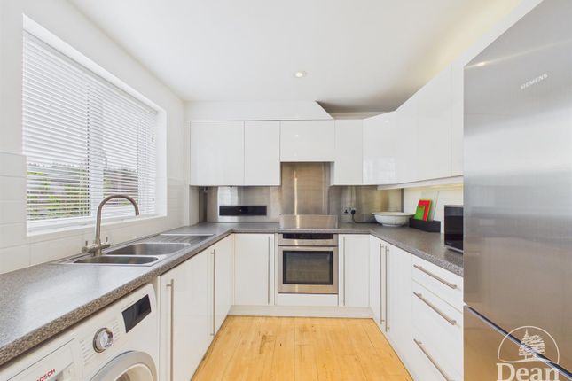 17, Grove Park, Lydney photo 4