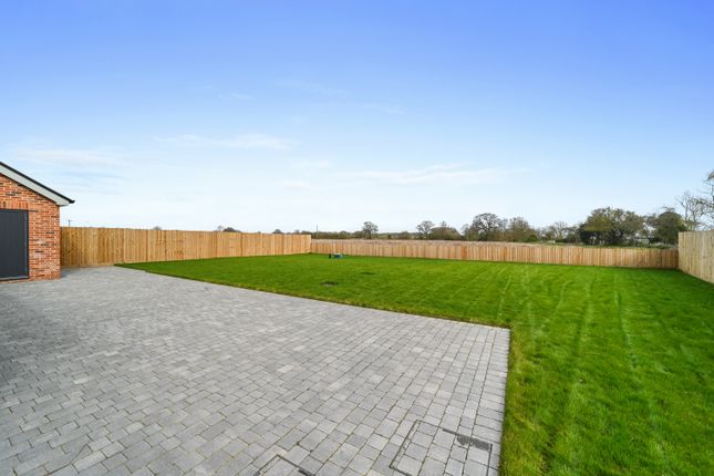 Oakview, Tendring Road, Clacton-on-Sea photo 3