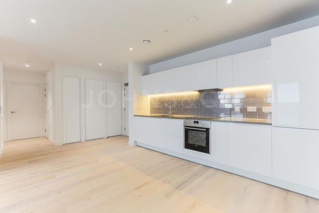 Thumbnail Flat to rent in Liner House, Royal Wharf, London