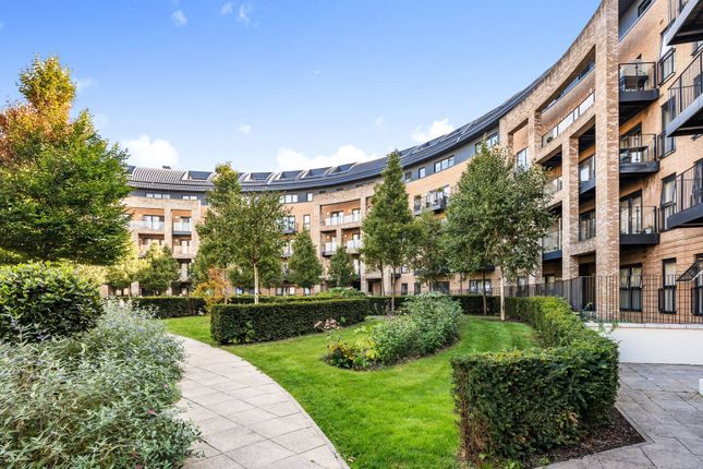 Flat to rent in Dukes Court, Stanmore