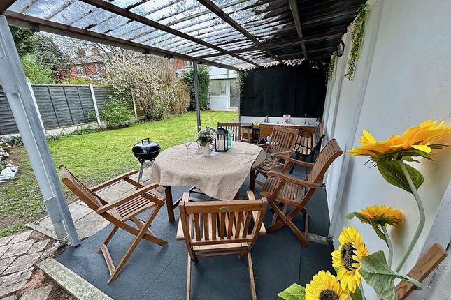 16 Thurlwood Avenue, Manchester photo 4
