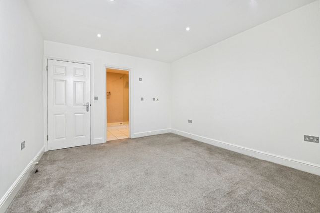 Flat 1, Clarence House, 212, New London Road, Essex photo 4