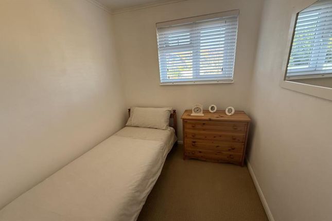 4 Laura Drive, Hextable, SWANLEY photo 2