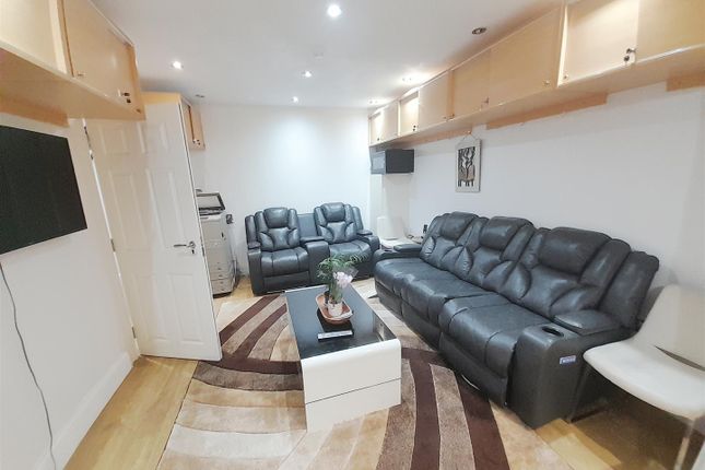 16, Arrowscout Walk, Northolt photo 3
