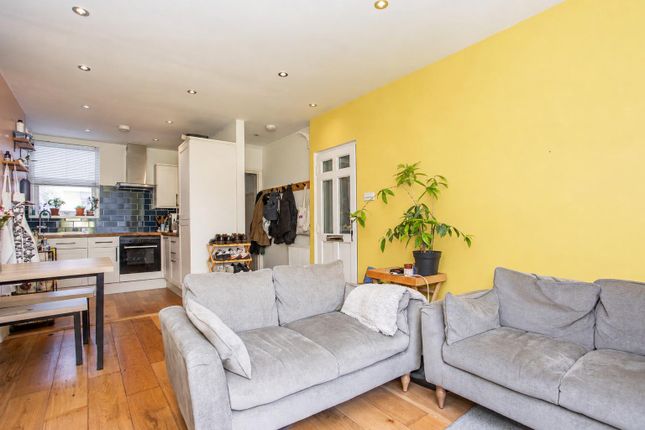 Flat A, 174, Bow Common Lane, Mile End photo 4