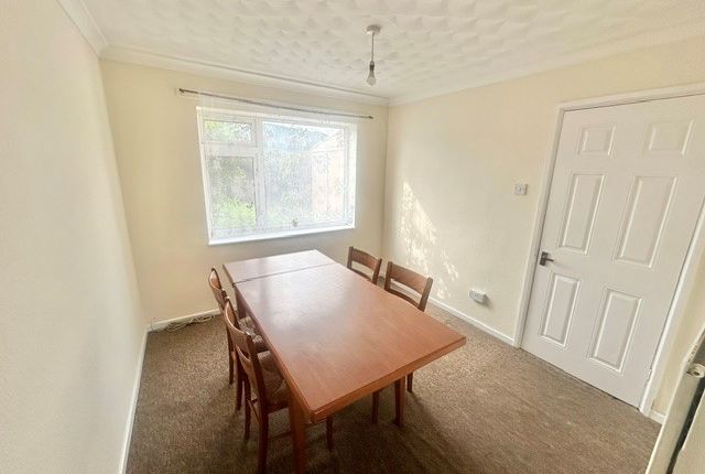 438, Basildon photo 3