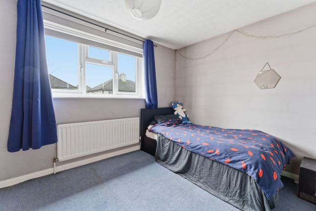 10, Willowmead, Staines-upon-Thames photo 4