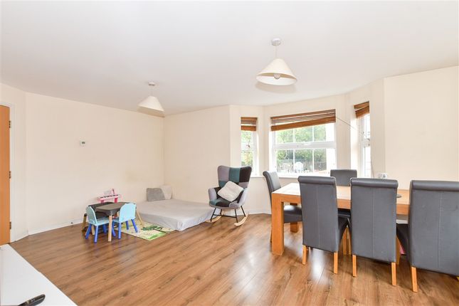 Lucas Close Maidenbower, Crawley photo 2