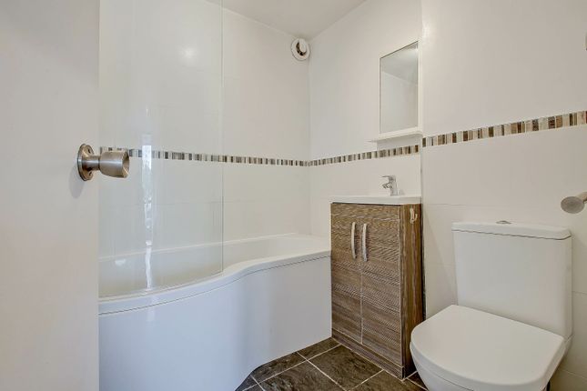 3 St. Gregory Close, Ruislip, Greater London photo 4