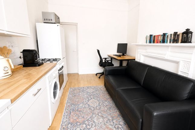 Flat 2, 39, Church Crescent, London photo 3