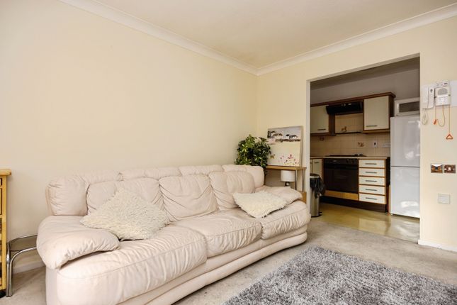 21, Francis Court, Guildford photo 4
