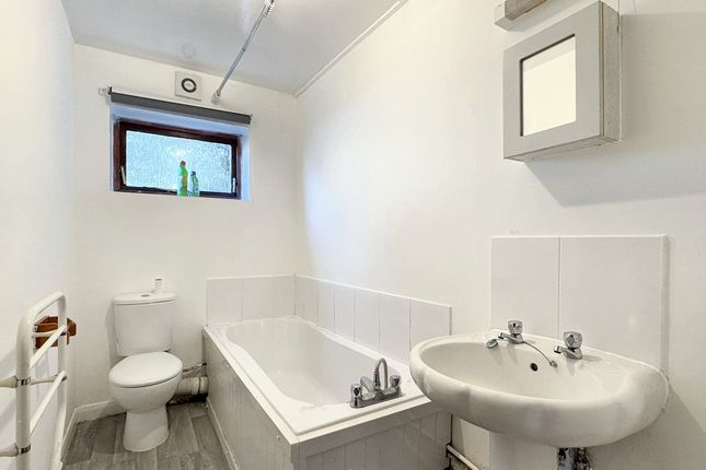 3, Rowan Court, Willesborough, Ashford photo 4