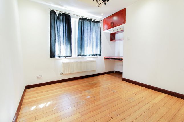 Flat 19 Roper House, Kingswood Estate, London photo 4