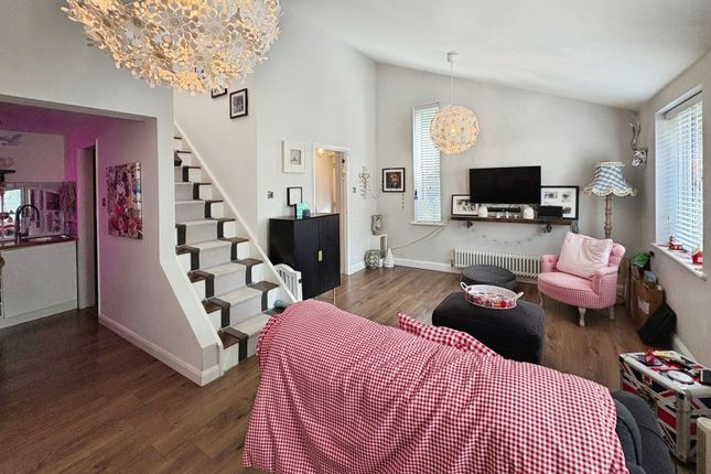 6, Lawday Place, Farnham photo 2