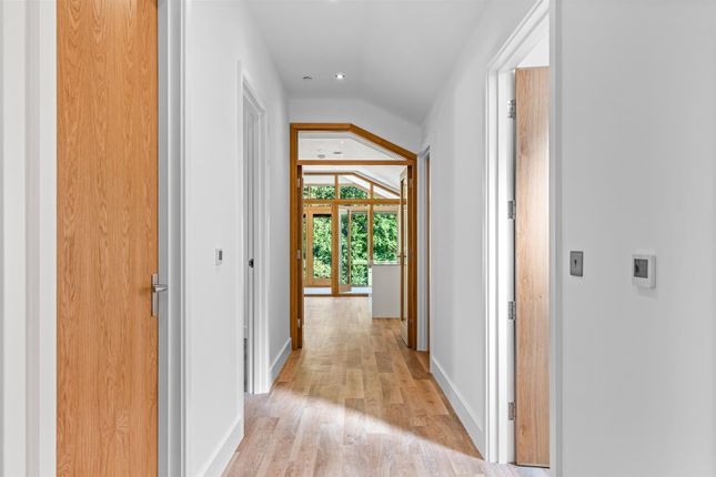 6 Meadow View, Holy Cross Hill, Broxbourne photo 3