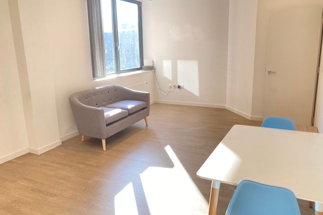 Flat to rent in Very Near Great West Road Area Canal Side, Brentford