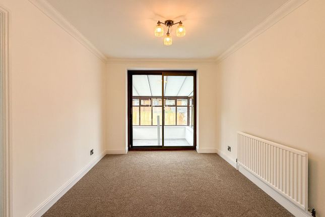 5, Croft Court, Holmfirth photo 4