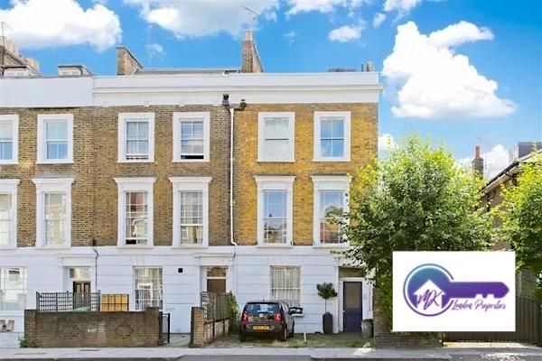 Flat to rent in Tollington Road, London