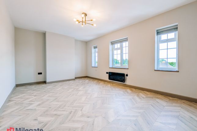17A, Hook Road, Greater London photo 3