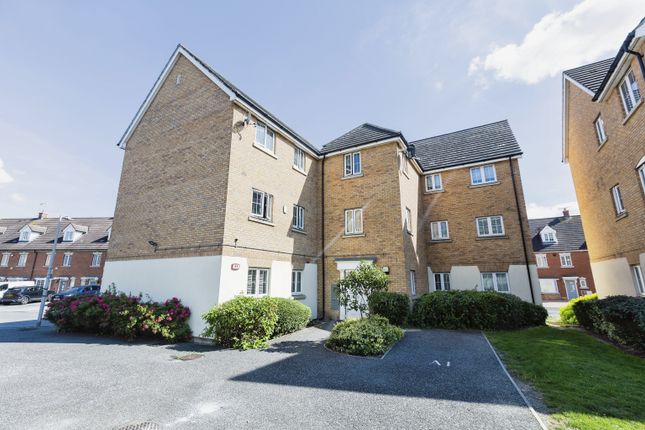 Flat for sale in Genas Close, Ilford