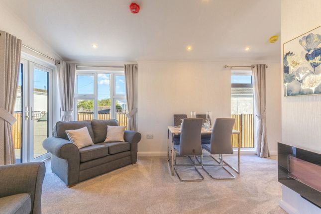 3 Kay Avenue, Weybridge Road, Addlestone photo 4