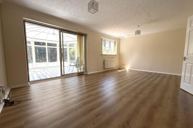 35, Tudor Manor Gardens, Watford photo 4
