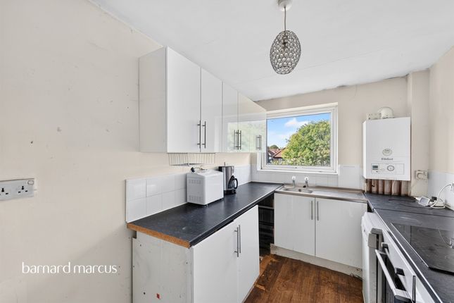 5, Roman Close, Feltham photo 2