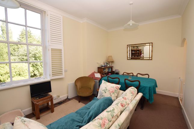 Flat 9 Adams House, Alton photo 2