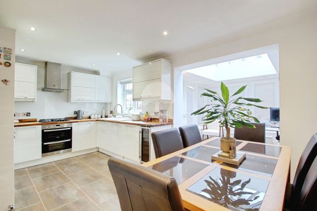 16, Holmlea Road, Datchet photo 4