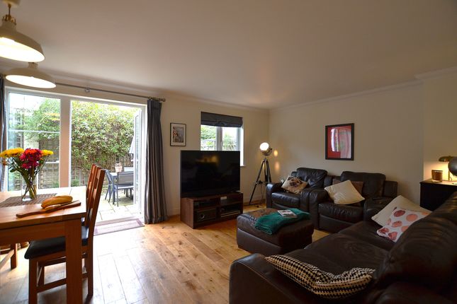 6, Cameron Close, London photo 4