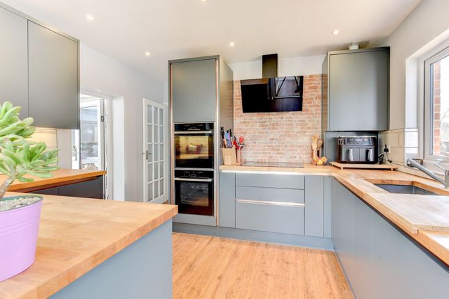 4 Dawn Crescent, Steyning photo 2