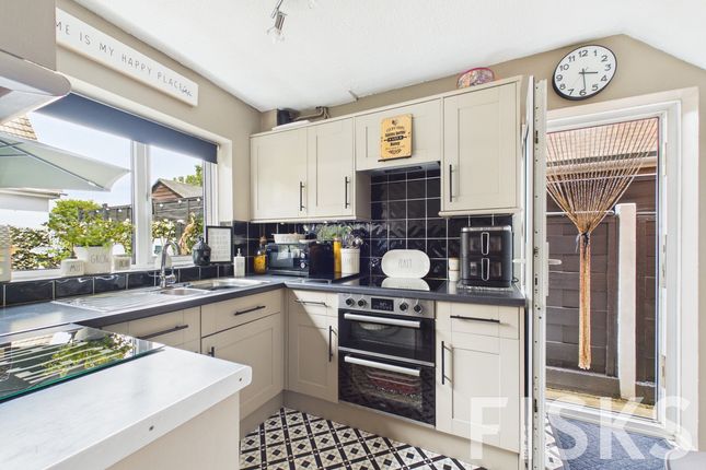 117, Chesterfield Avenue, Benfleet photo 3