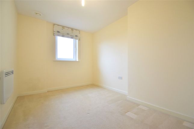 Flat to rent in The Junction, Grays Place, Slough, Berkshire