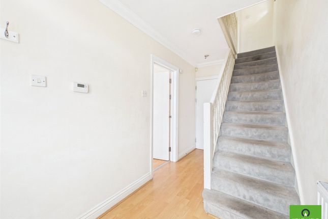 8, Margaret Close, Romford photo 2