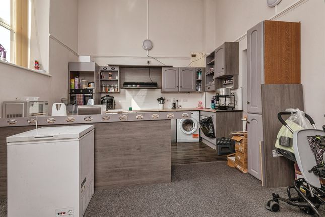 Apartment 6, Savile Court, Savile Street, HUDDERSFIELD photo 3