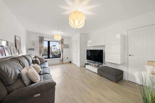 10, Debden Place, Uxbridge photo 3