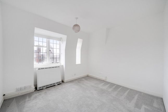 Flat 124A, Highlands Heath,, Portsmouth Road, London photo 4