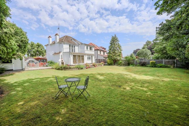22, Woodside, Leigh-On-Sea photo 3